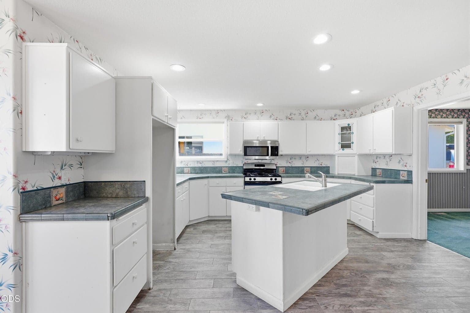 Photo of 2034 NE Bluebird Court 12 of 52