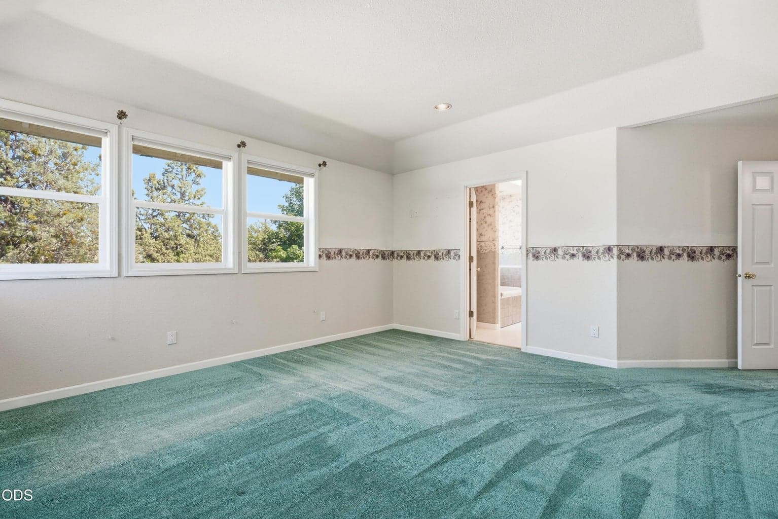 Photo of 2034 NE Bluebird Court 17 of 52