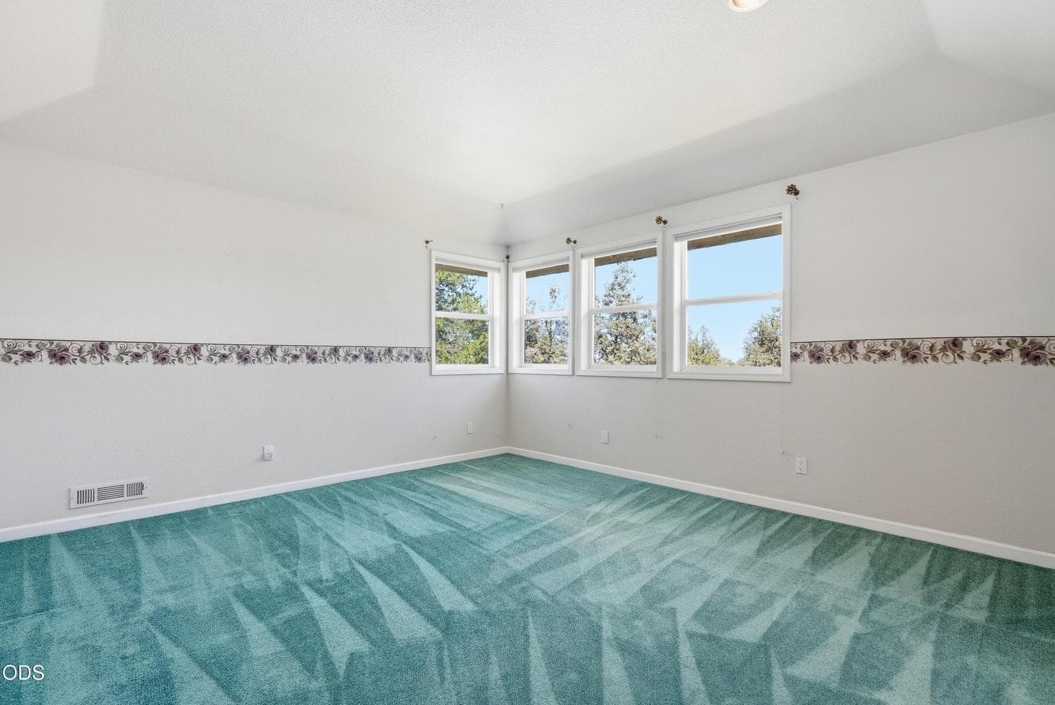 Photo of 2034 NE Bluebird Court 18 of 52