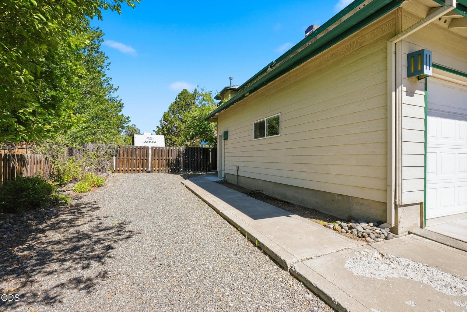 Photo of 2034 NE Bluebird Court 33 of 52