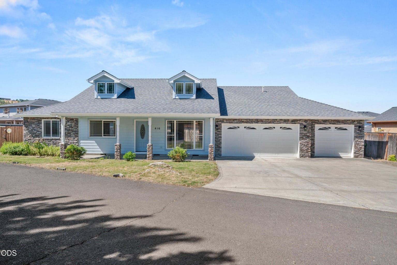 Photo of 416 Leandra 1 of 31