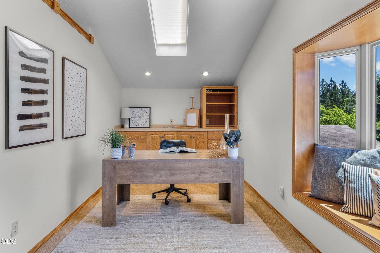Versatile upstairs loft area