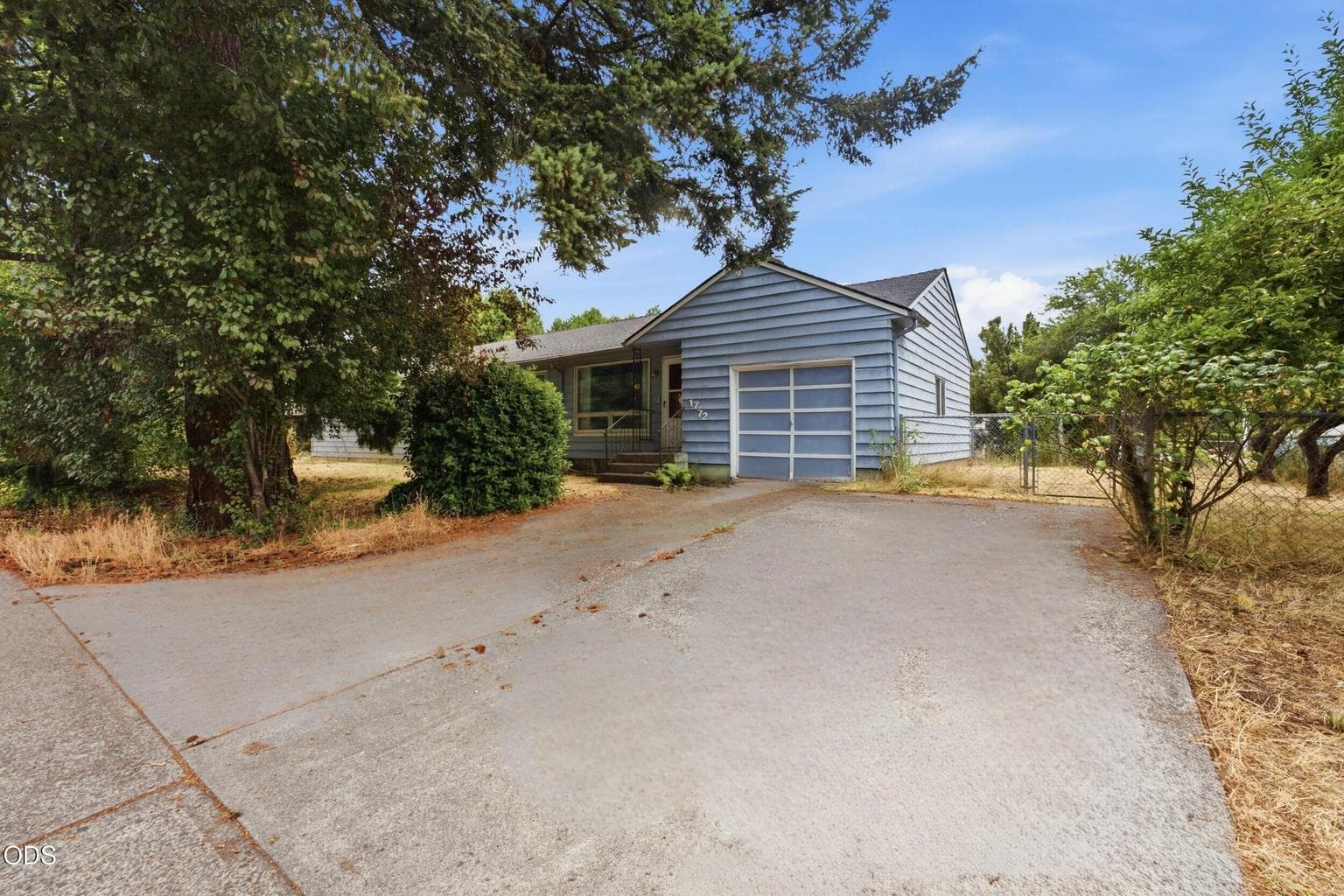 Extra single car garage on the side of home
