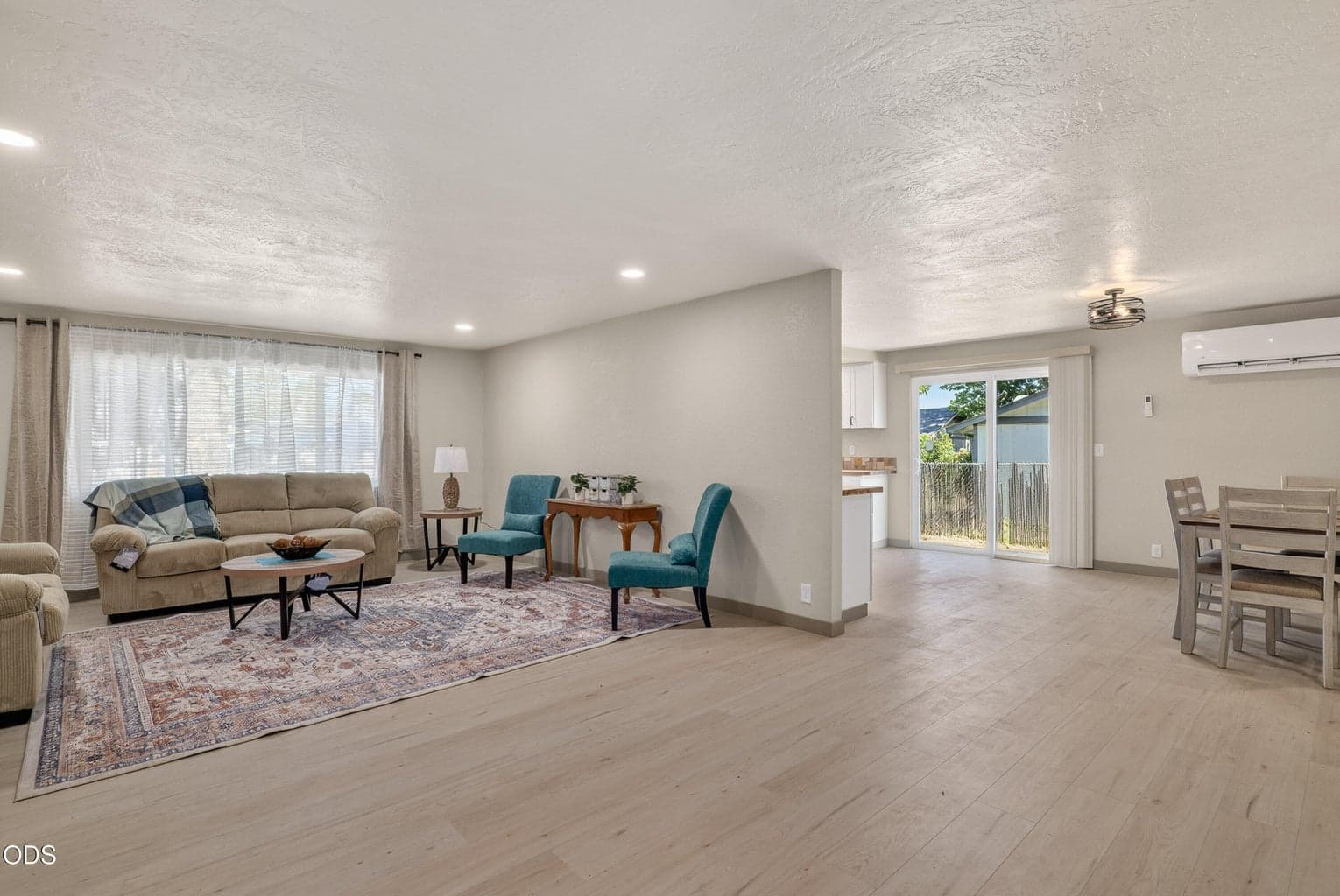 Living Room/Dining Area