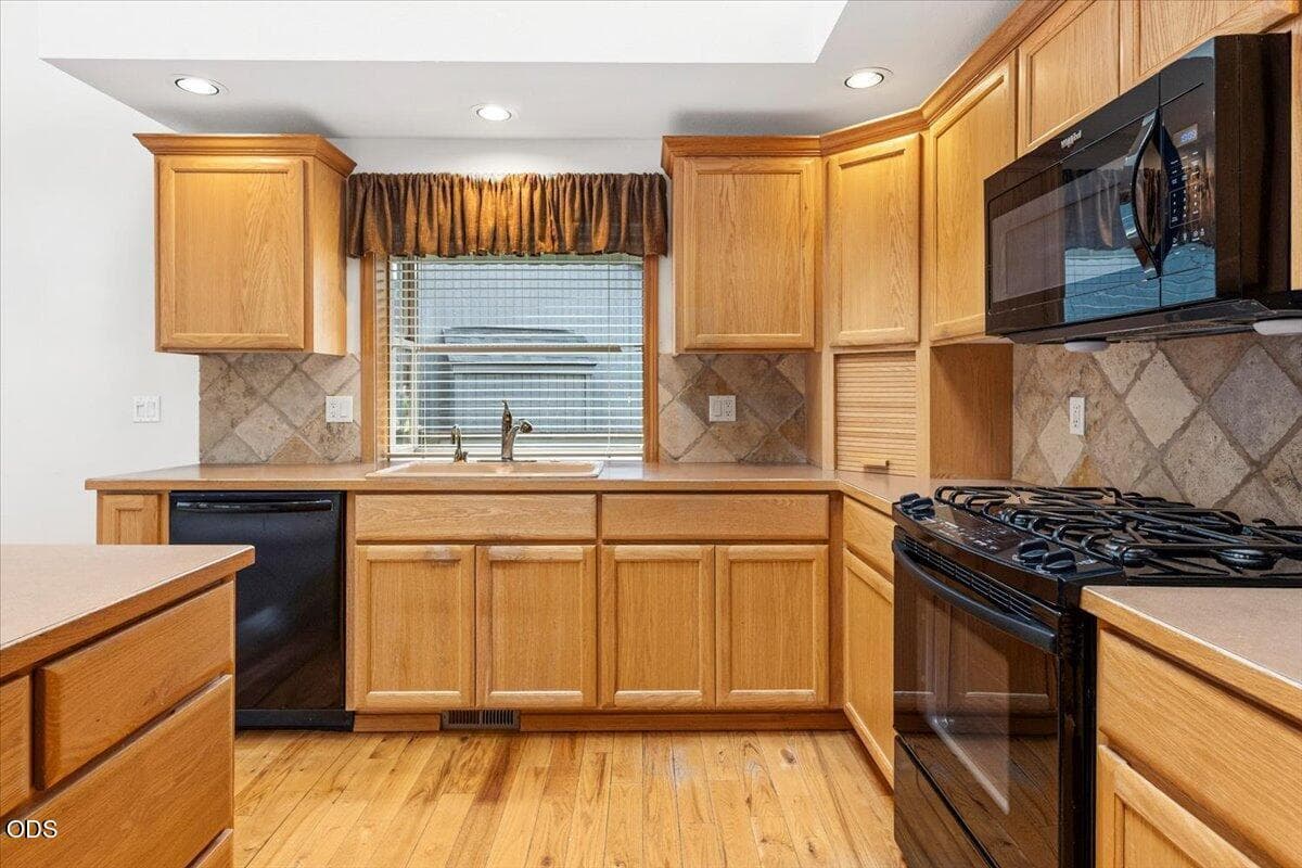 Photo of 61274 Columbine Lane 10 of 42