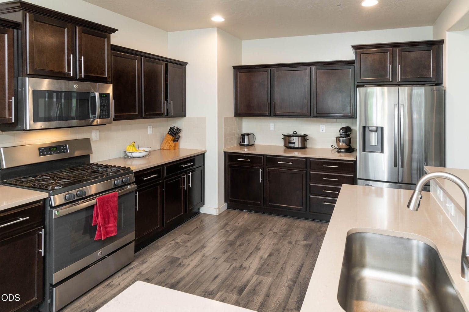 Stainless steel appliances and lots of cabinets & pantry!