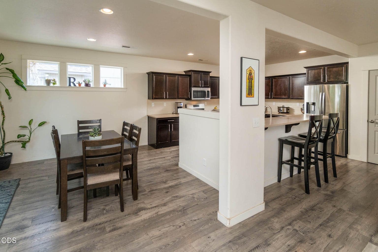Breakfast Bar seating and eating area!