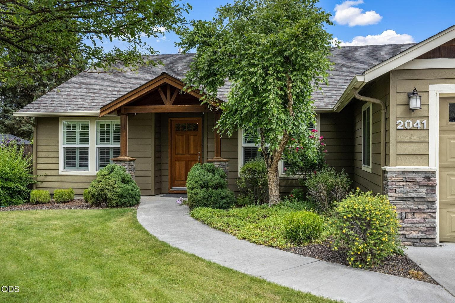 Photo of 2041 SW Obsidian Avenue 1 of 49