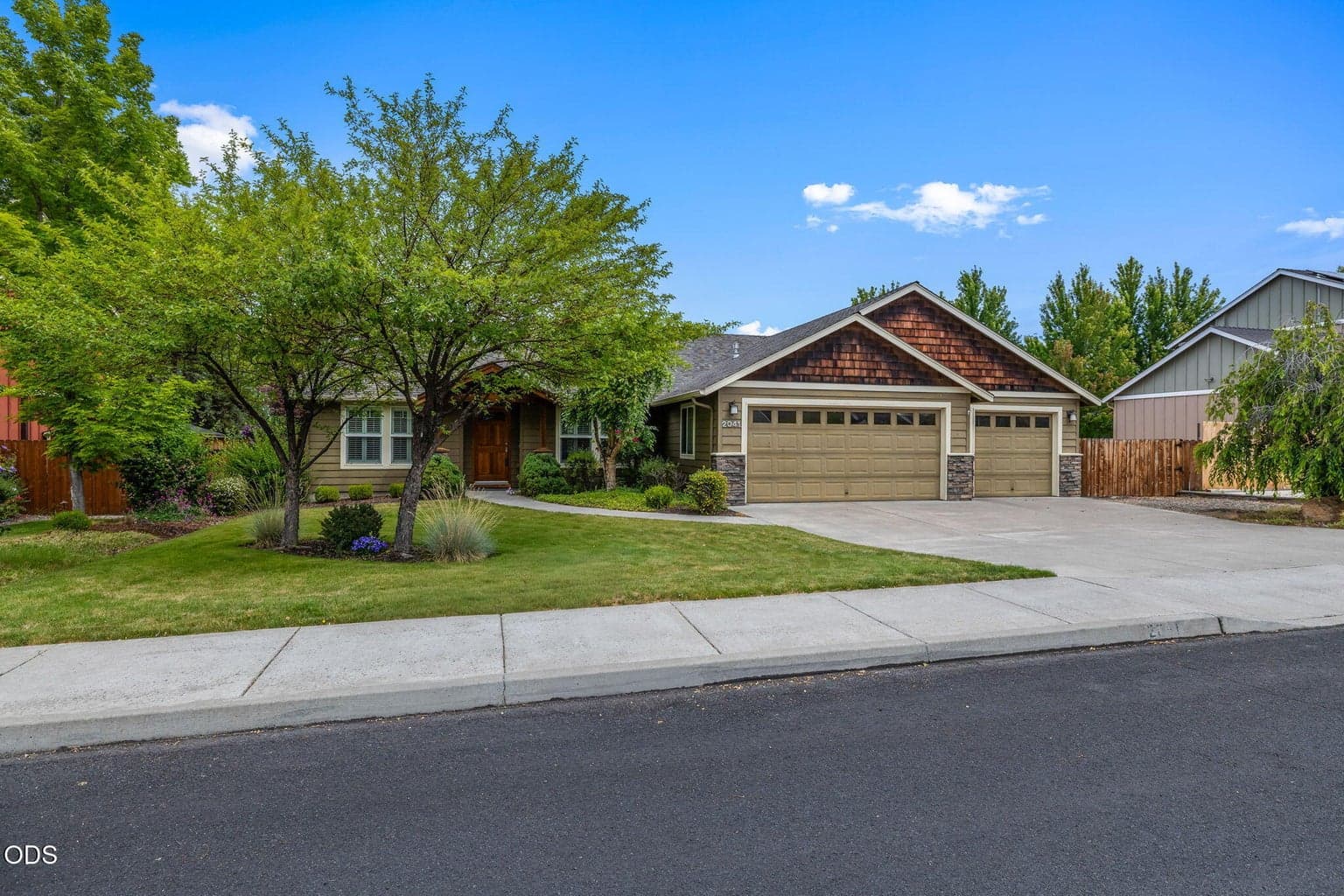 Photo of 2041 SW Obsidian Avenue 3 of 49