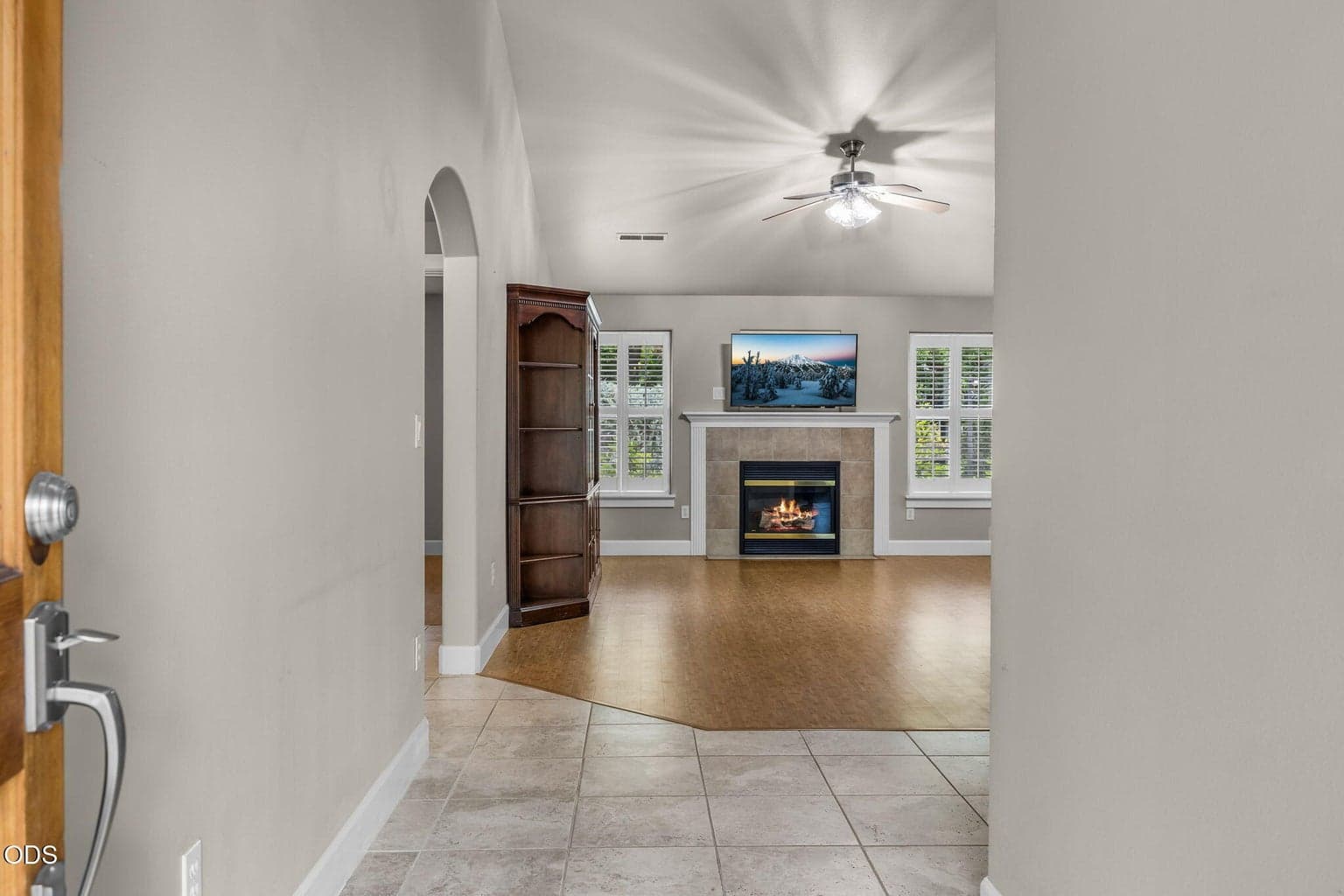 Photo of 2041 SW Obsidian Avenue 4 of 49