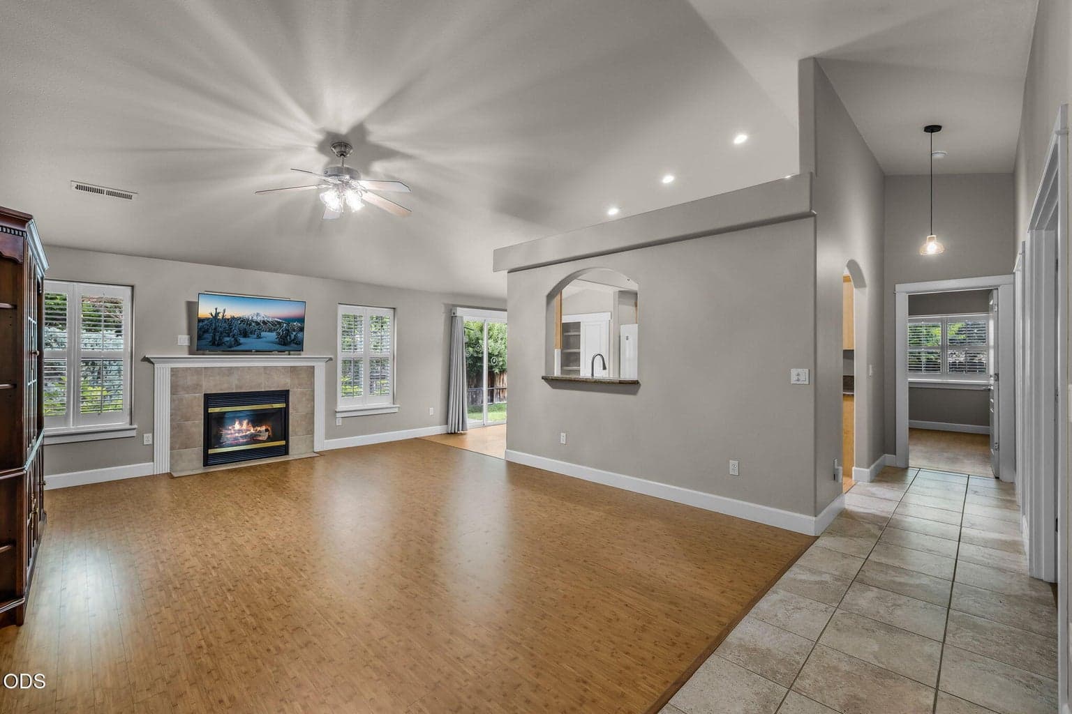 Photo of 2041 SW Obsidian Avenue 5 of 49