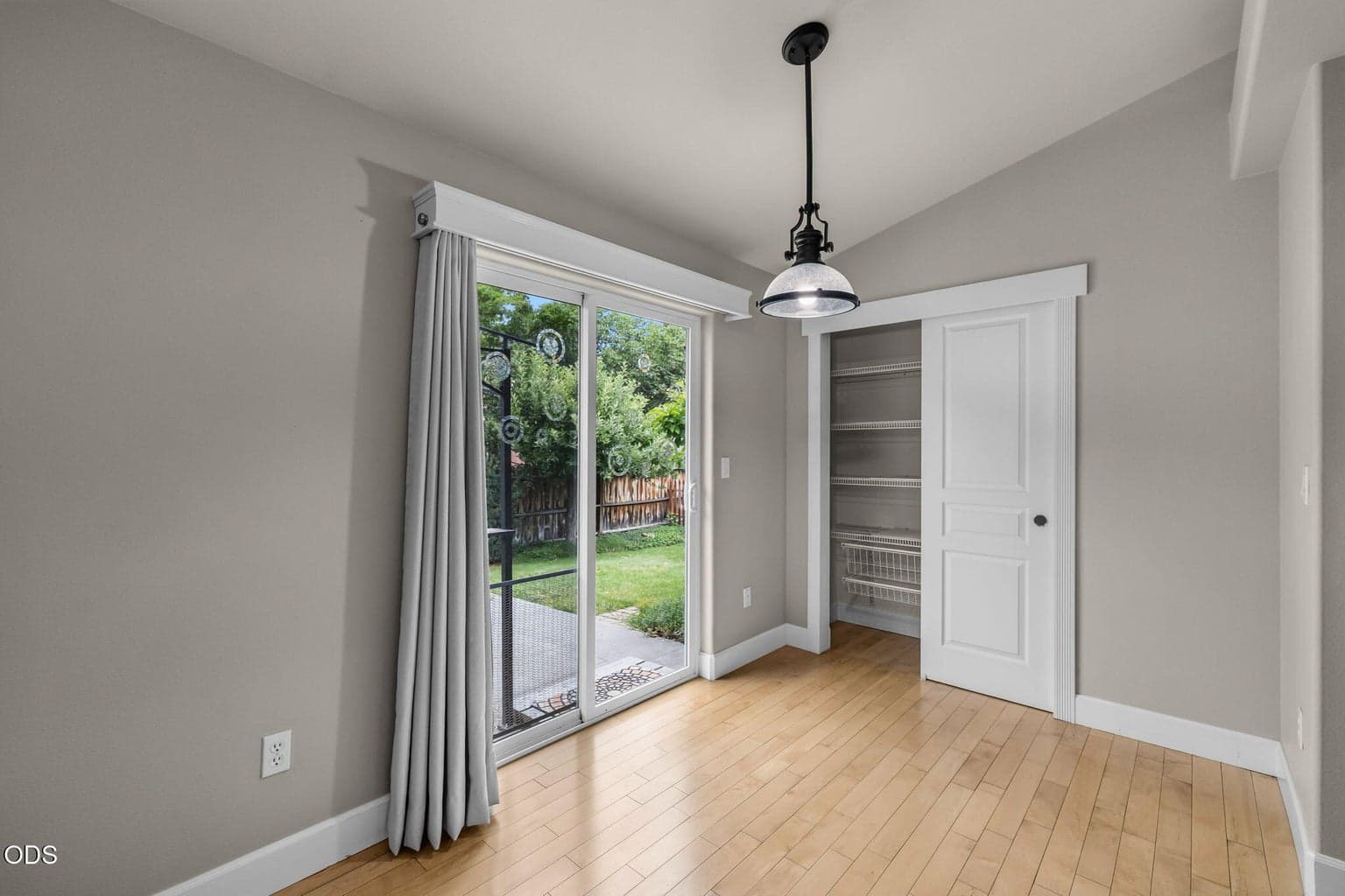 Photo of 2041 SW Obsidian Avenue 10 of 49