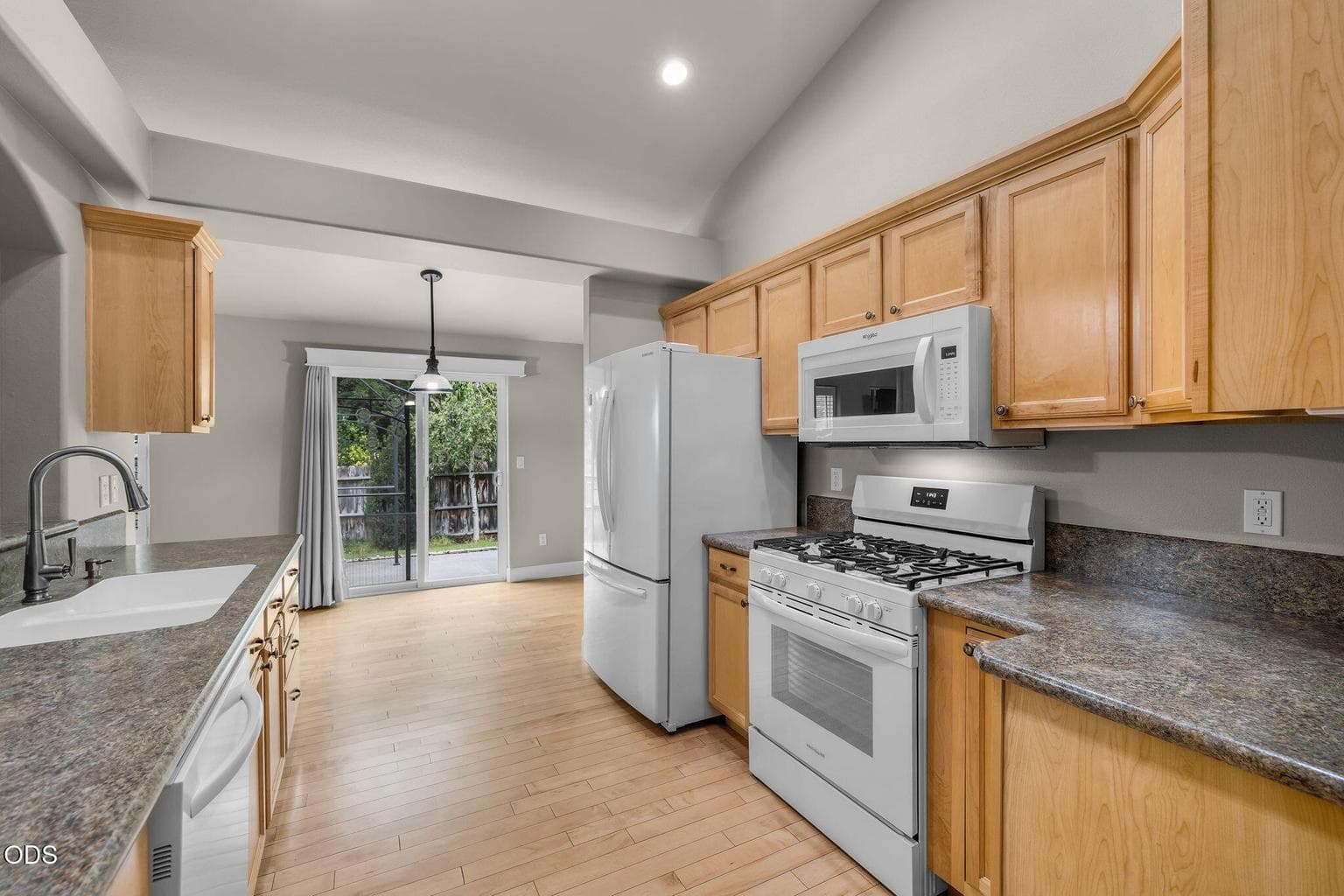 Photo of 2041 SW Obsidian Avenue 12 of 49