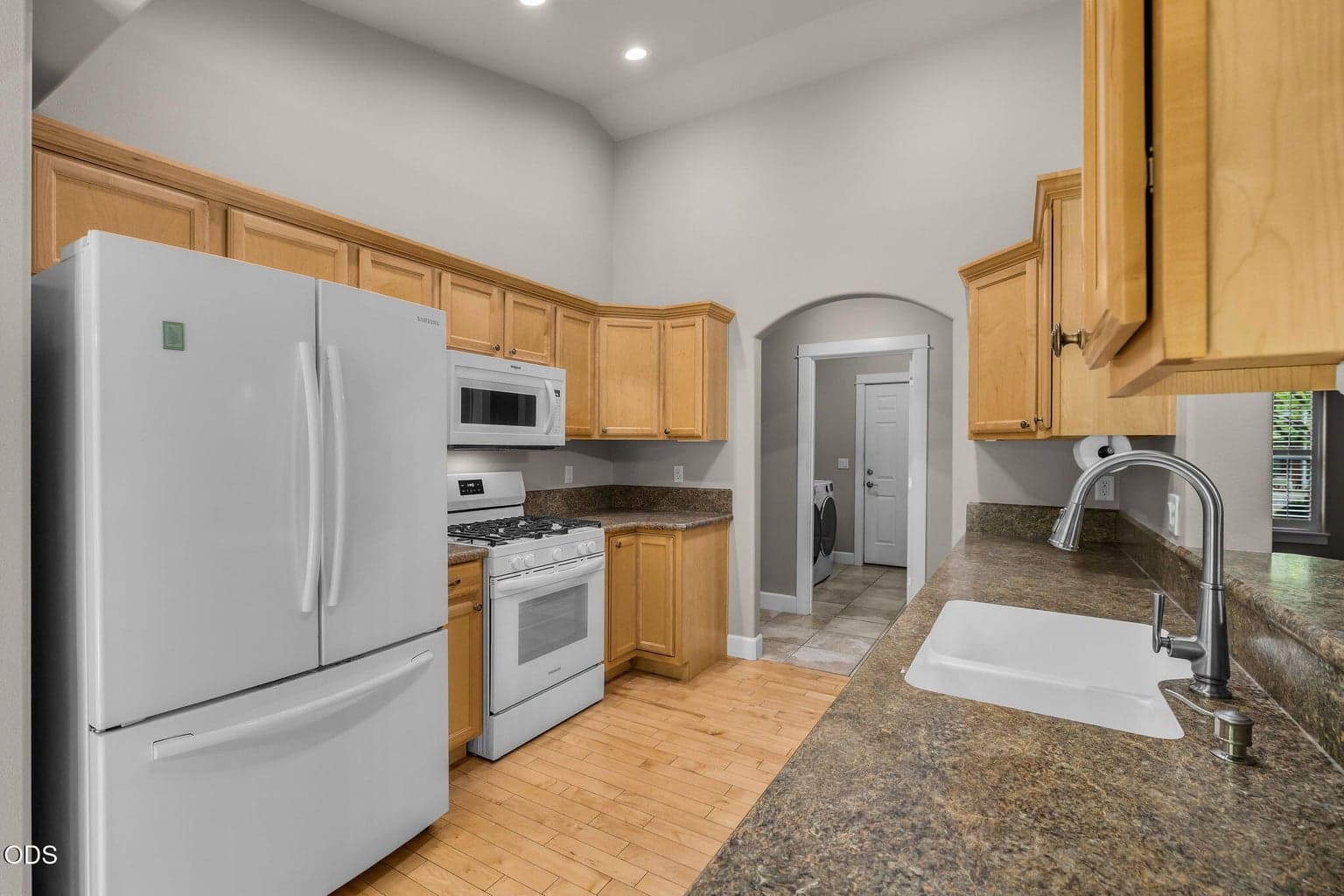 Photo of 2041 SW Obsidian Avenue 14 of 49