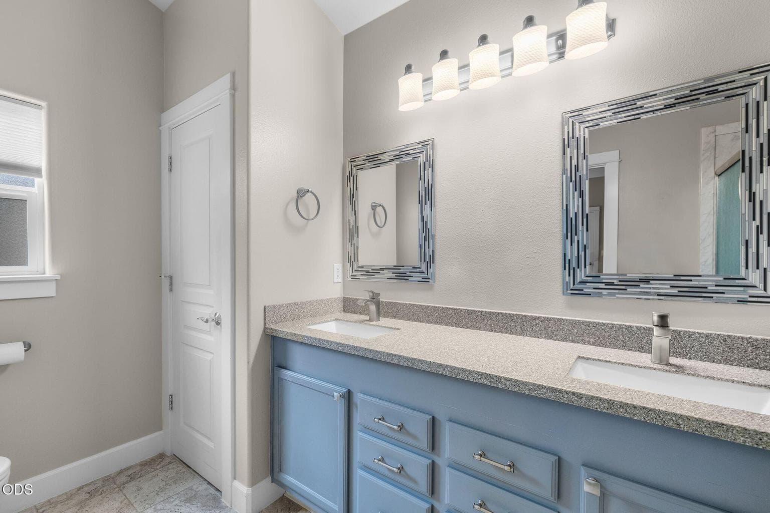 Photo of 2041 SW Obsidian Avenue 32 of 49