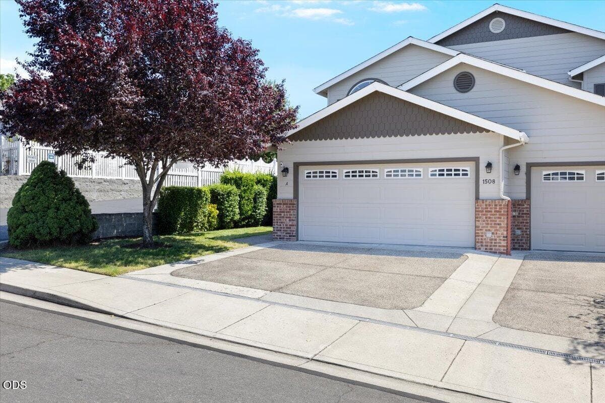 Photo of 1508 Hollyhock Drive 2 of 24