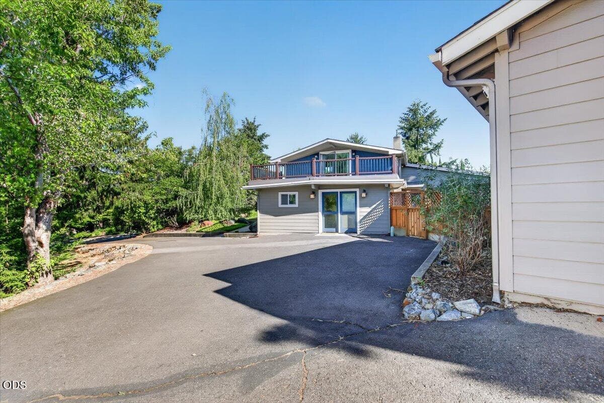 Driveway from Calle Vista DR