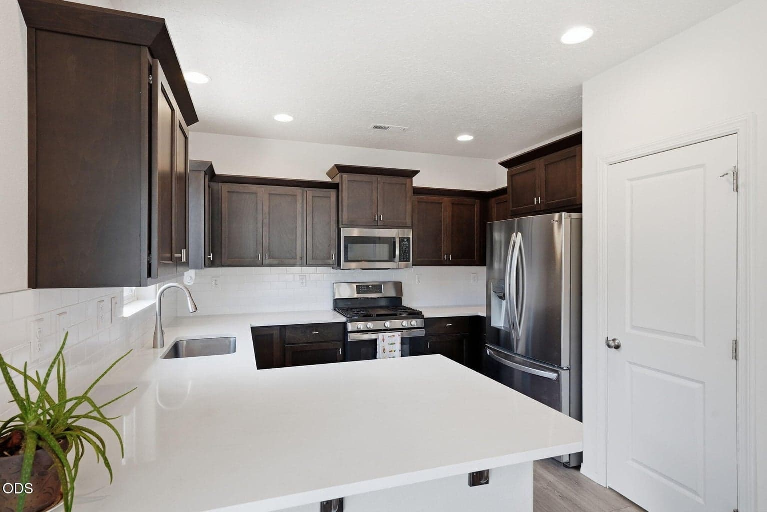 Photo of 2576 NW Teak Place 10 of 37