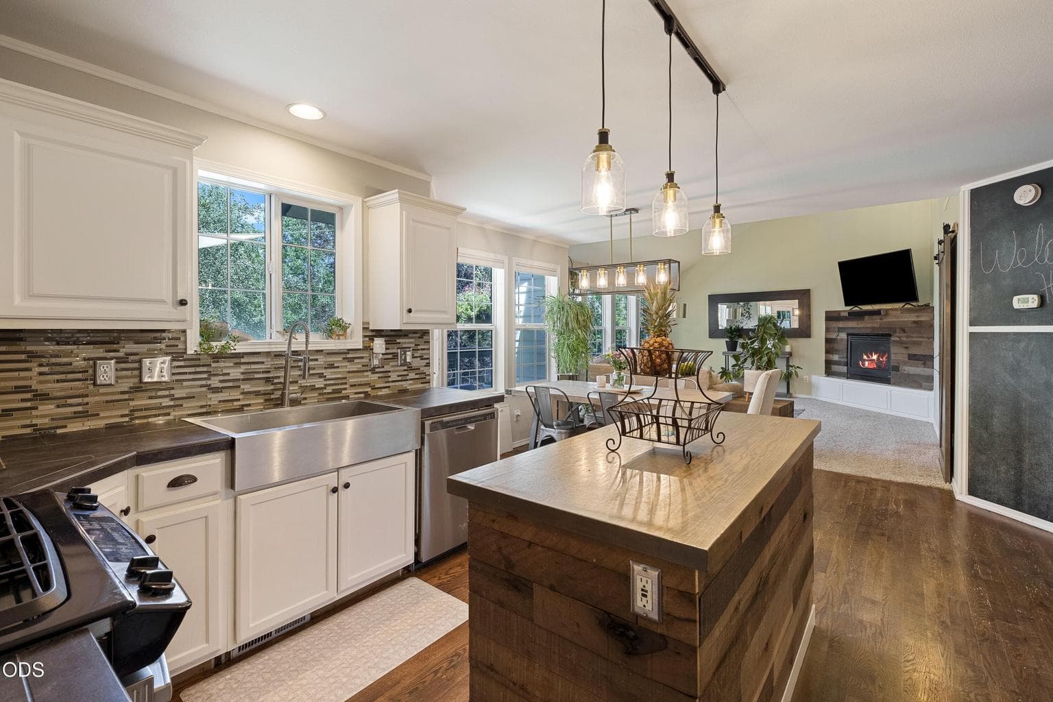 Photo of 2979 NE Alpenglow Place 12 of 48