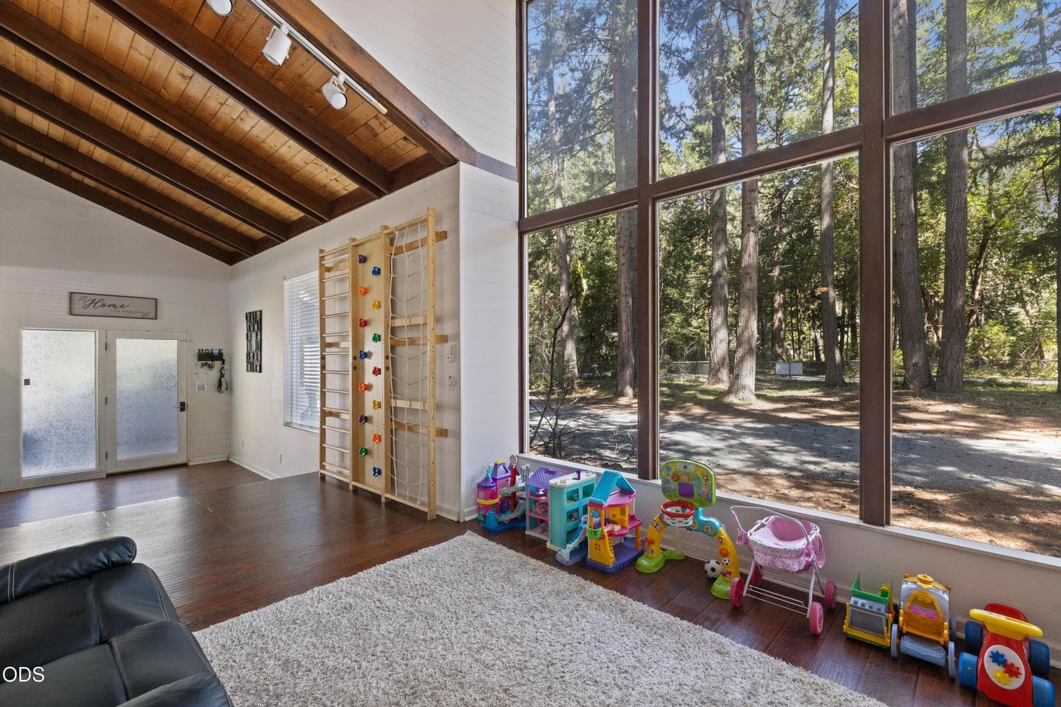 Photo of 1293 Starveout Creek Road 1 of 51