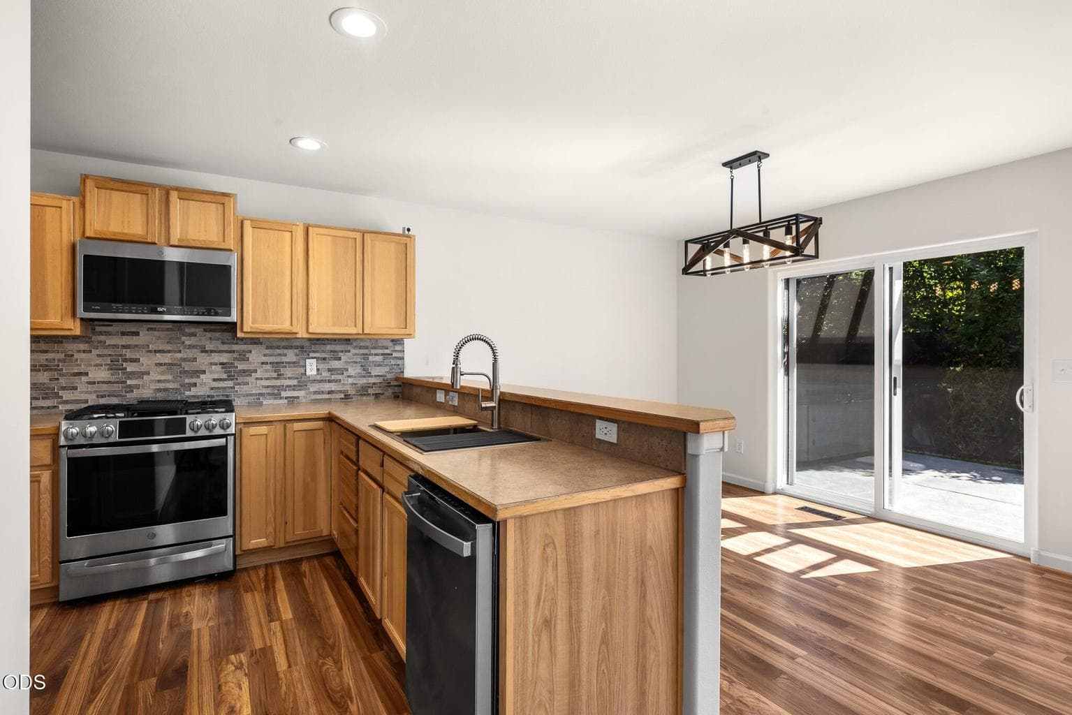 Photo of 654 NE Providence Drive 12 of 40