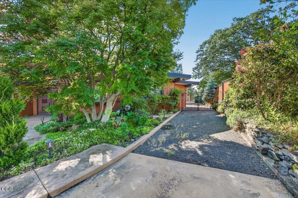 Photo of 738 Fairway Court 4 of 45