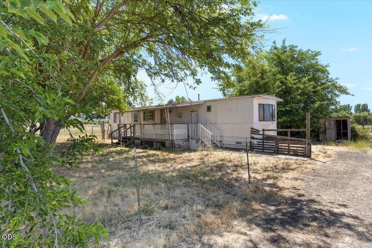 Photo of 2288 Gramercy Drive 2 of 16