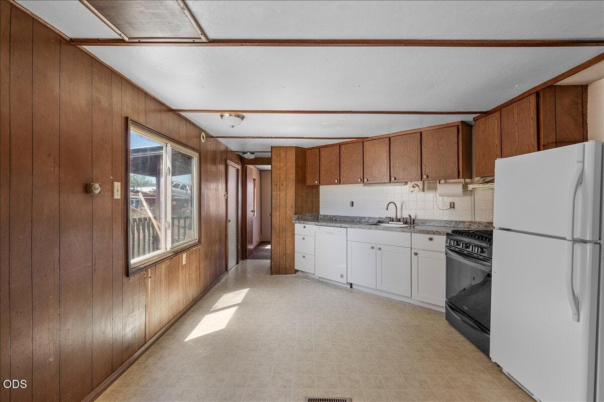 Photo of 2288 Gramercy Drive 5 of 16