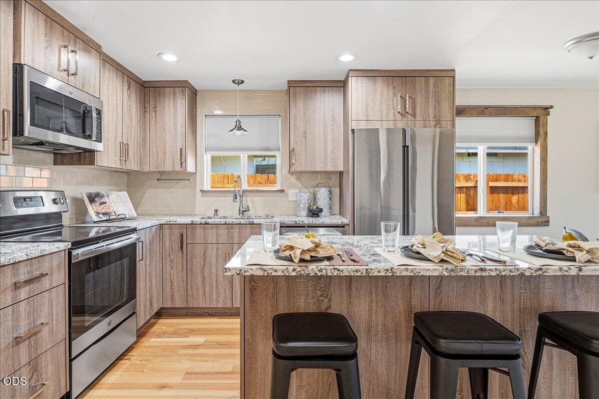 Photo of 645 NW 7th Street 8 of 36