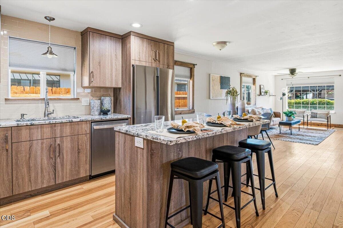 Photo of 645 NW 7th Street 9 of 36