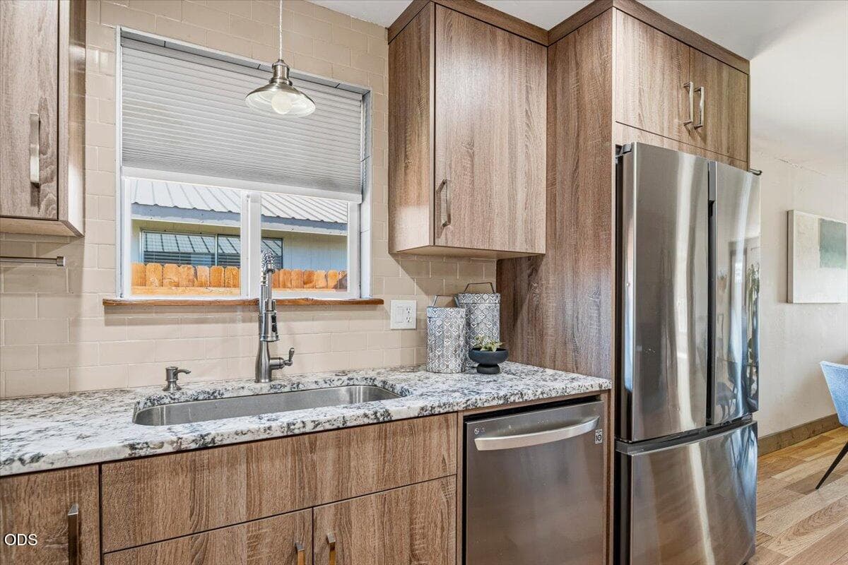 Photo of 645 NW 7th Street 11 of 36