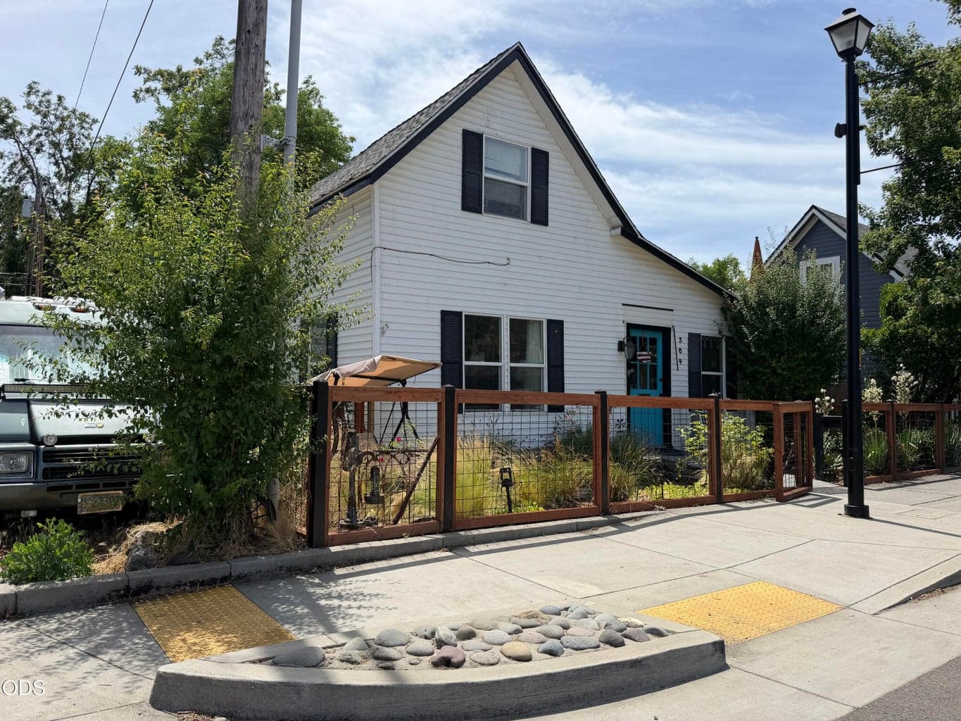 Photo of 304 2nd Avenue 2 of 14