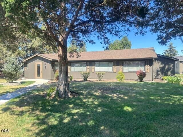 This shows the front entry to the Clubhouse. Meet other residents for planned occasions. Great community here at Snowberry Village.