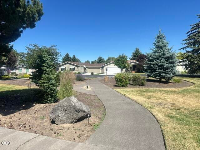 The pathway continues throughout the park. Great way to get your exercise, check the mail, or get to the picnic.