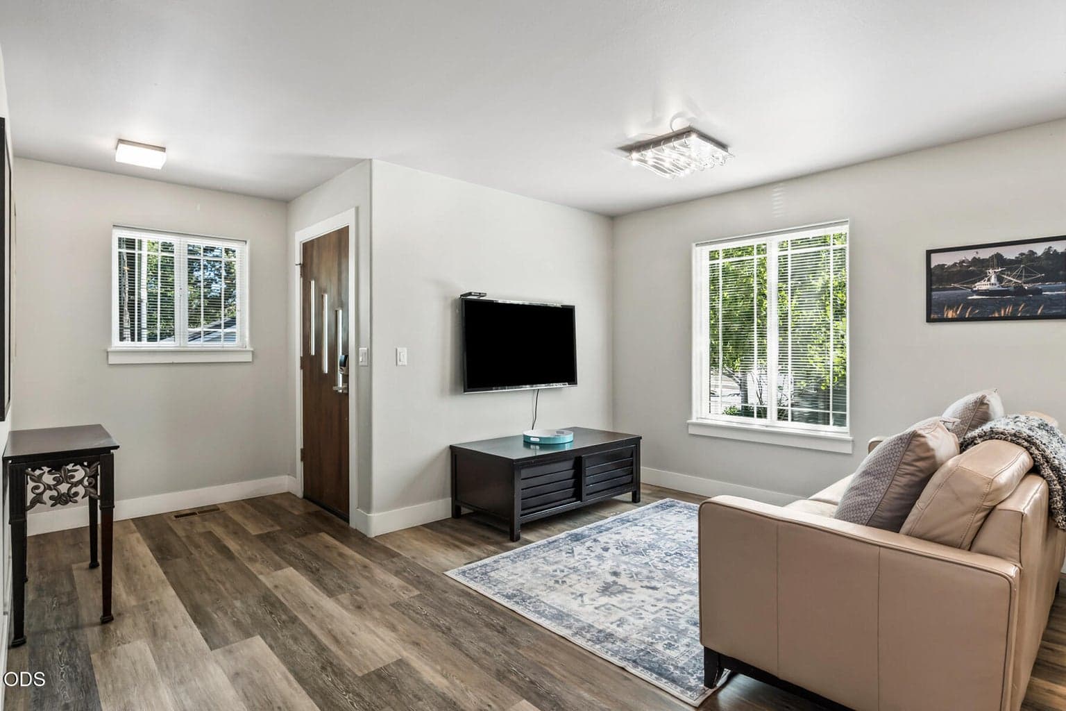 Photo of 909 NW Delaware Avenue 8 of 46