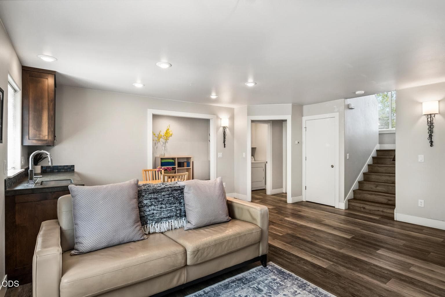 Photo of 909 NW Delaware Avenue 10 of 46