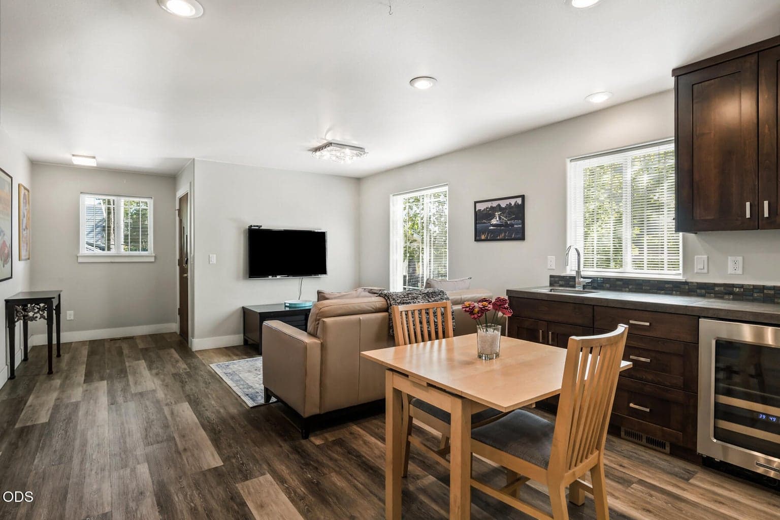 Photo of 909 NW Delaware Avenue 12 of 46