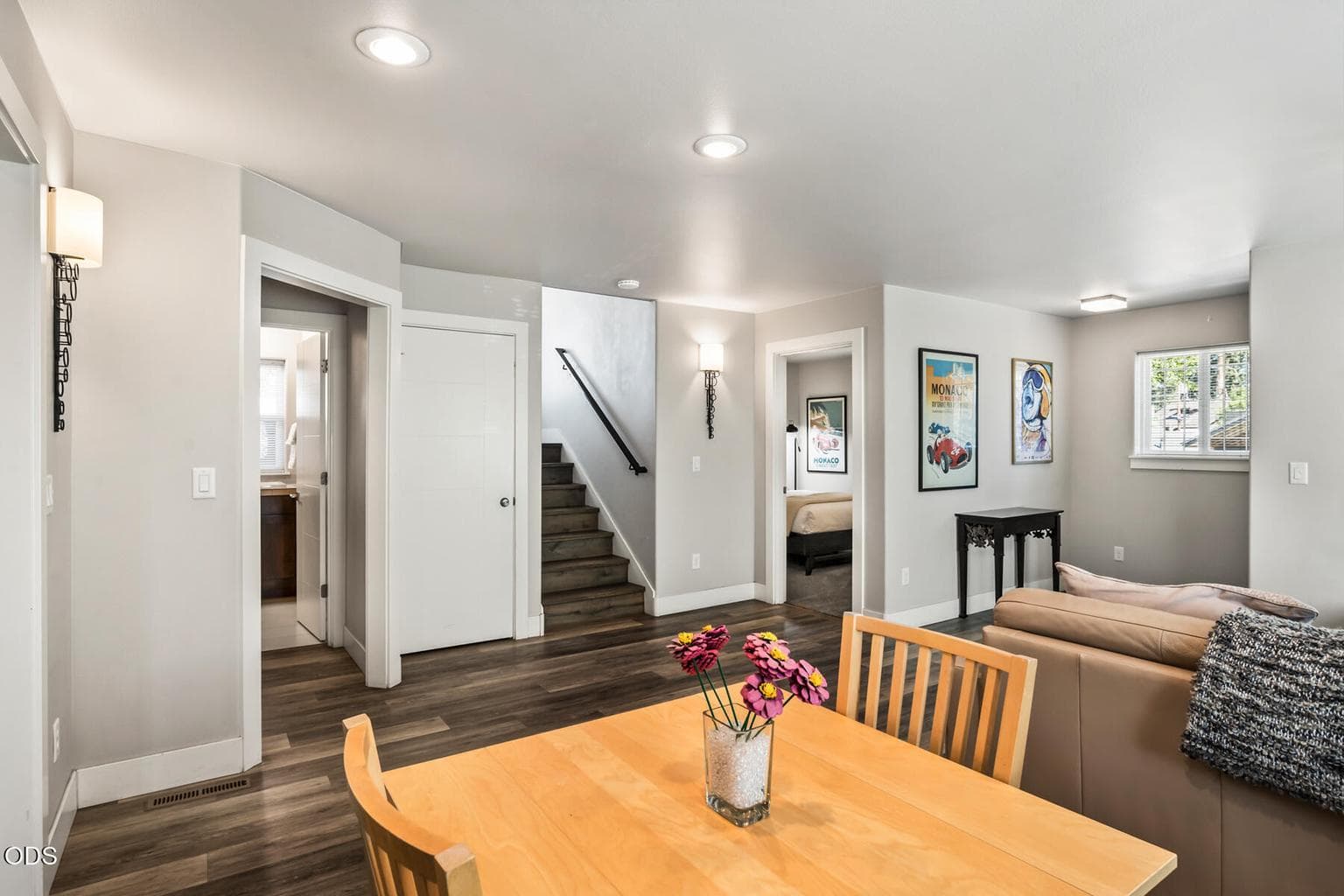 Photo of 909 NW Delaware Avenue 13 of 46