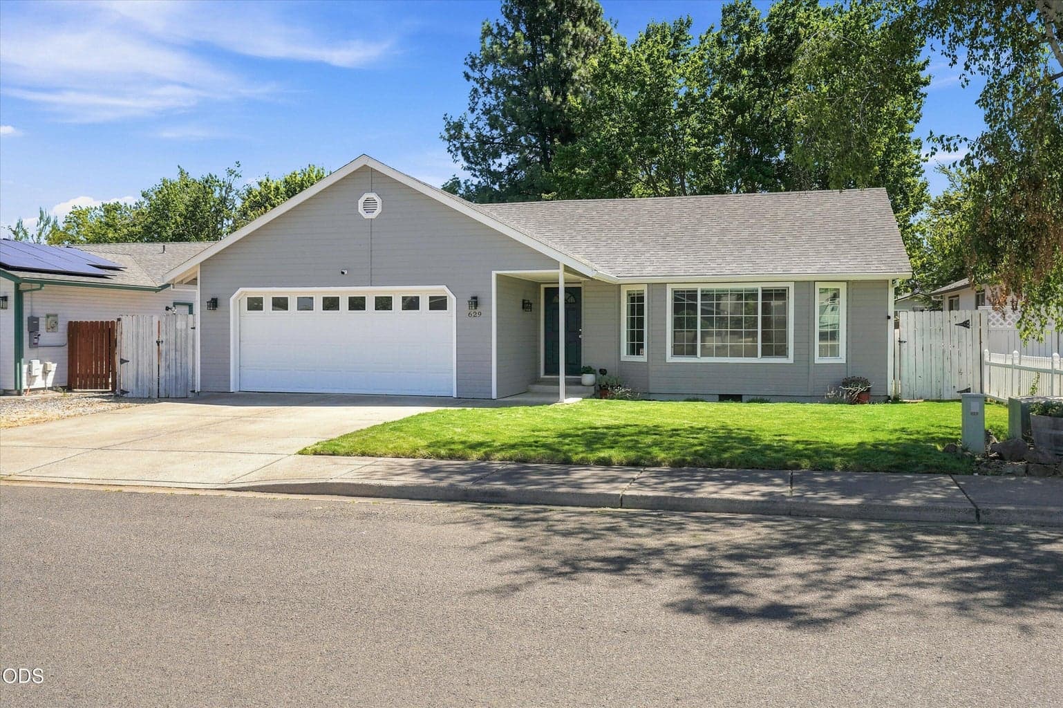 Photo of 629 Glenn Way 2 of 29