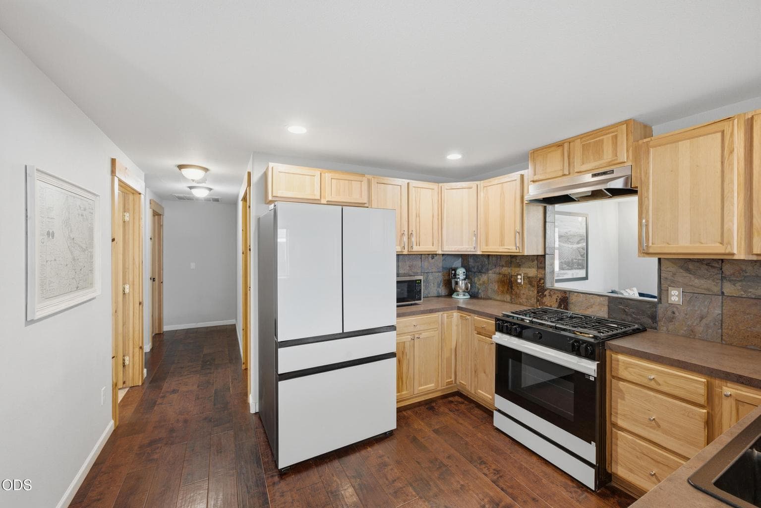 Photo of 664 NE Providence Drive 7 of 32