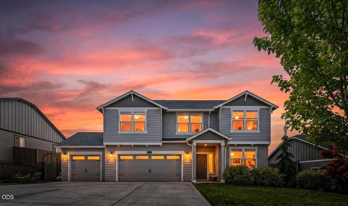 4594 Volcano View Way
