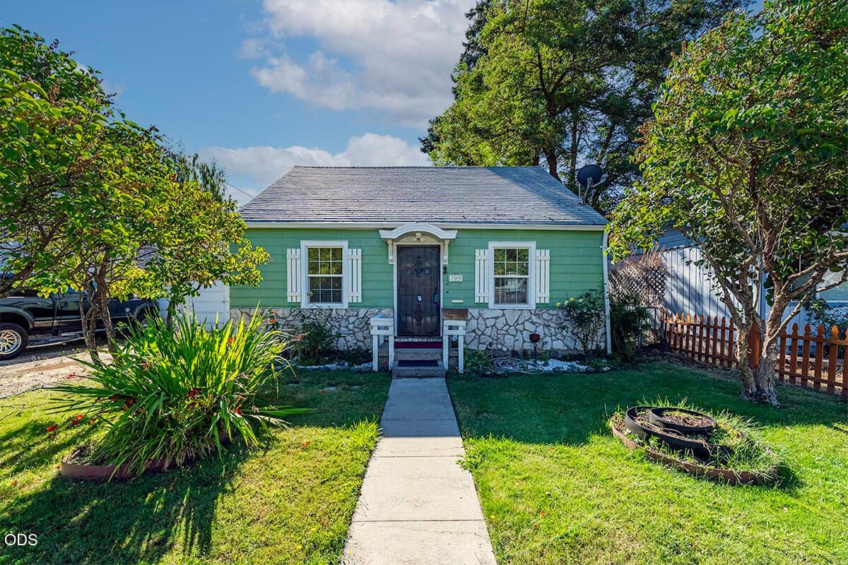 Photo of 709 2nd Street 2 of 25