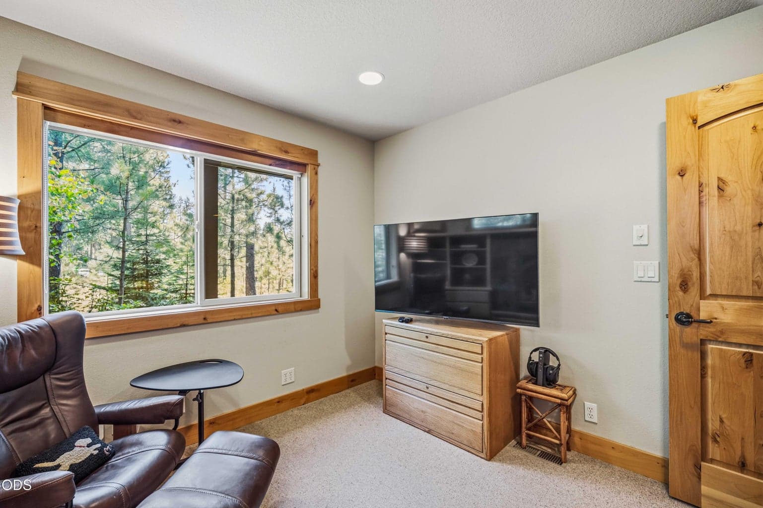 The library also accommodates media use without sacrificing its residential character, offering flexible space for reading, television, music or a private sitting room.