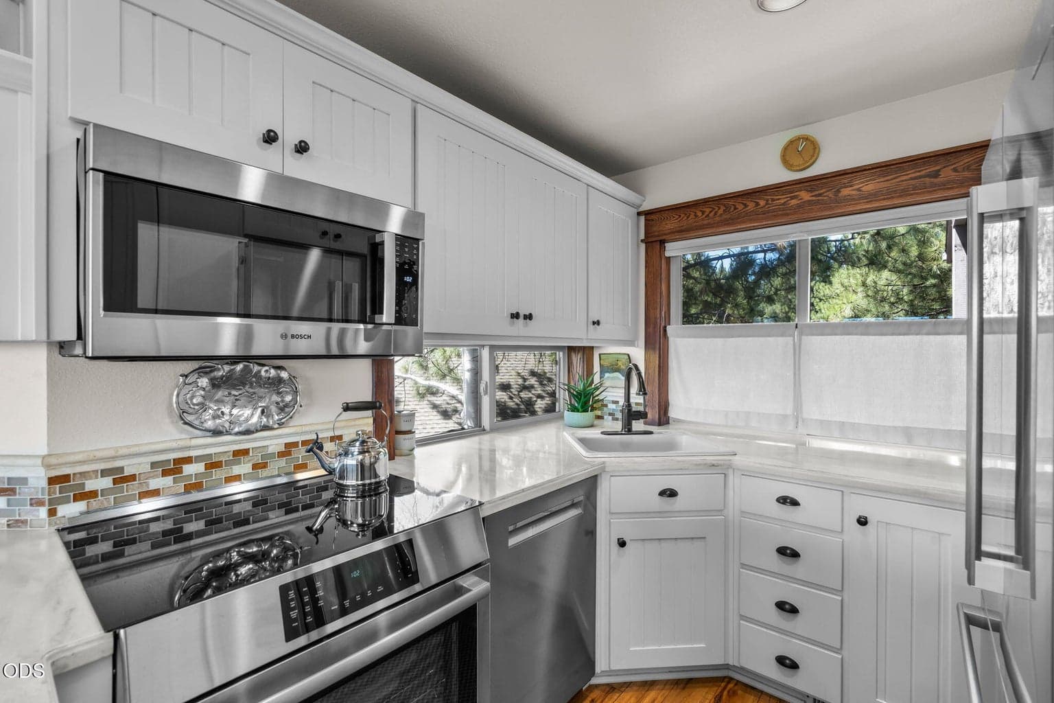 Updated kitchen with new Bosch Benchmark Series appliances