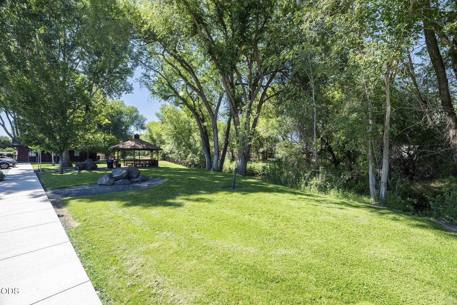 Photo of 1670 Mountain View Drive 5 of 61