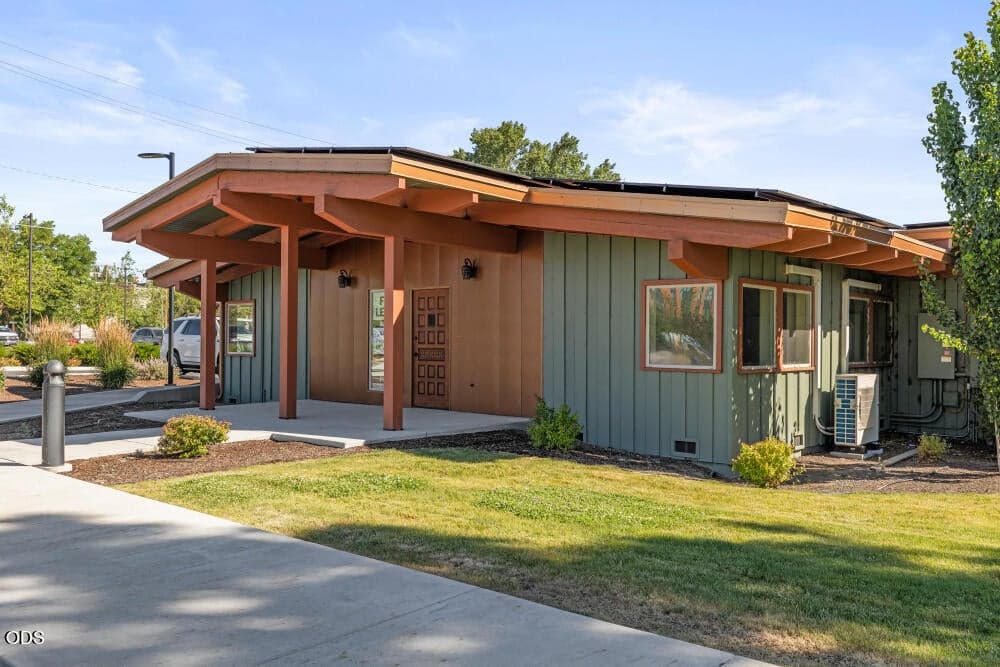 Photo of 404 4th Street 5 of 27