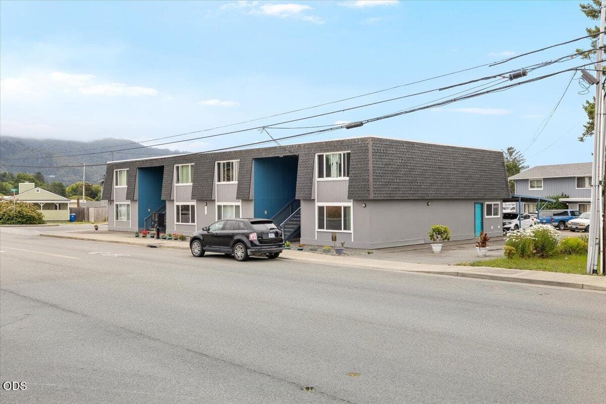 Photo of 529 Railroad Street 5 of 67