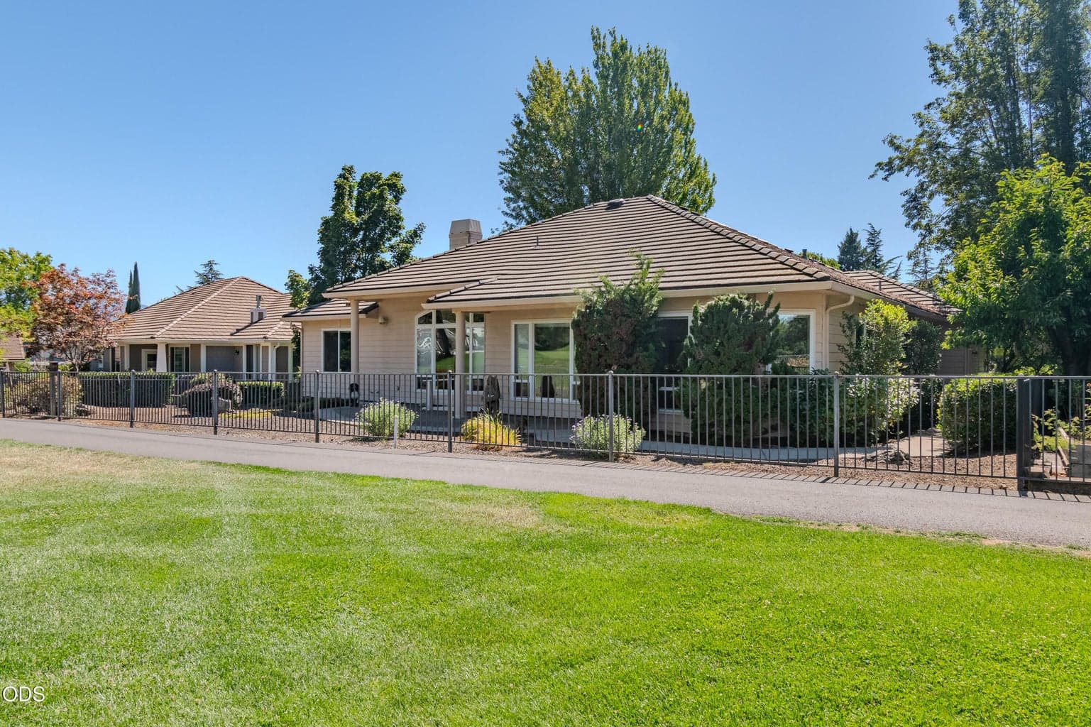 Photo of 401 Golf View Drive 1 of 35