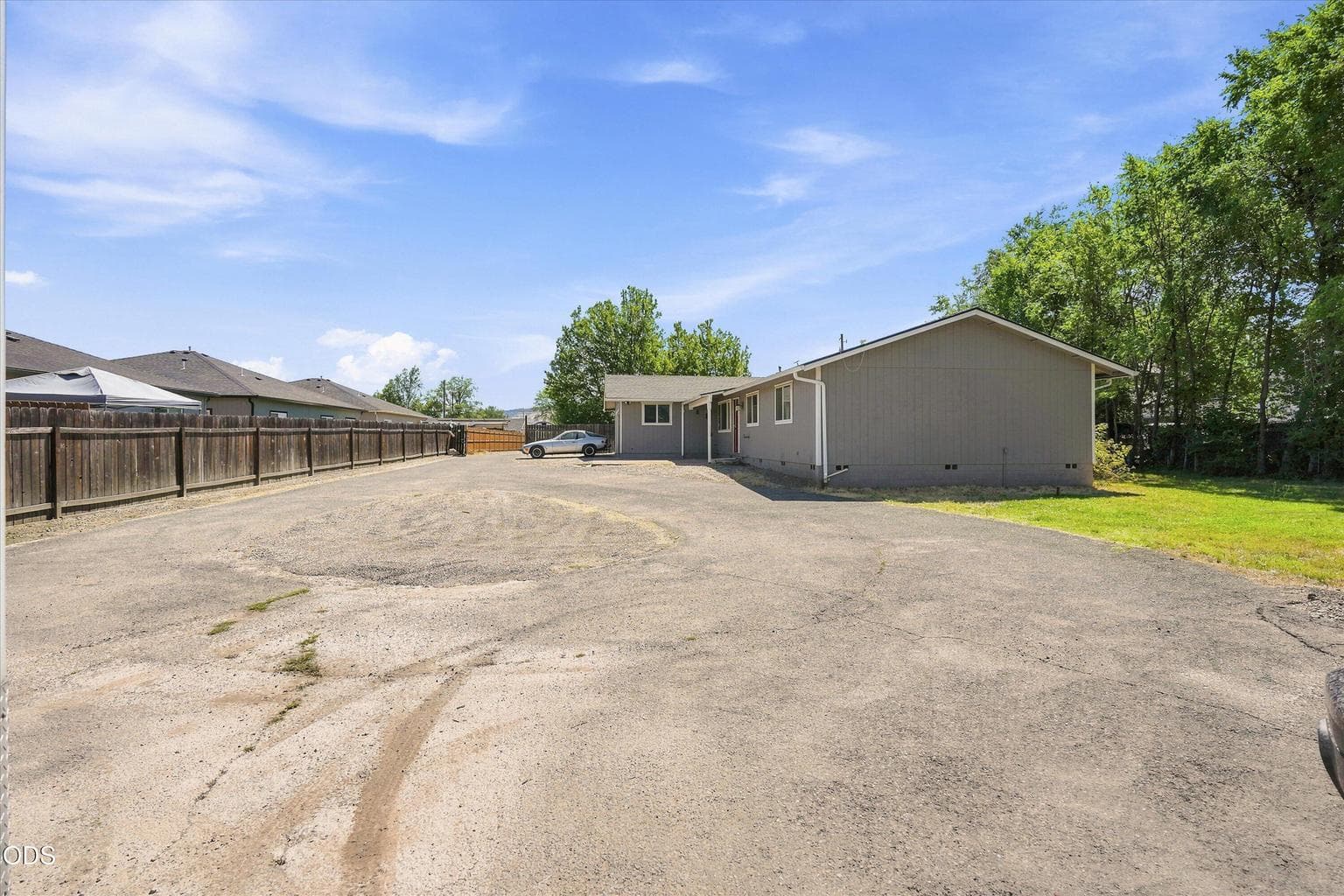 Photo of 2721 Howard Avenue 4 of 42