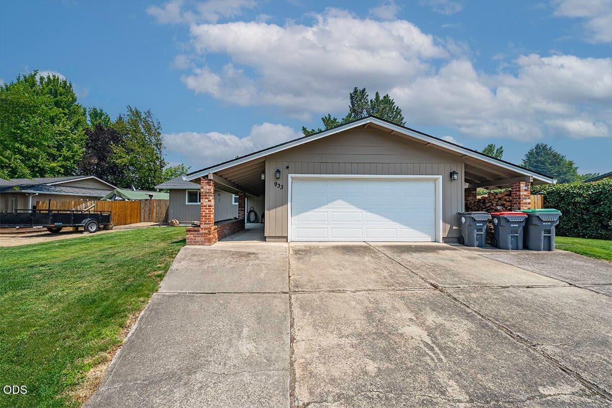 Photo of 933 Rose Valley Drive 3 of 38